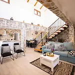 فيلة Pietra- Modern Rustic Poolside Oasis *