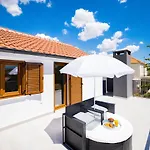 Pietra- Modern Rustic Poolside Oasis فيلة
