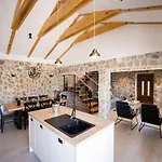 فيلة Pietra- Modern Rustic Poolside Oasis