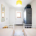 Pietra- Modern Rustic Poolside Oasis فيلة