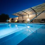 Pietra- Modern Rustic Poolside Oasis فيلة