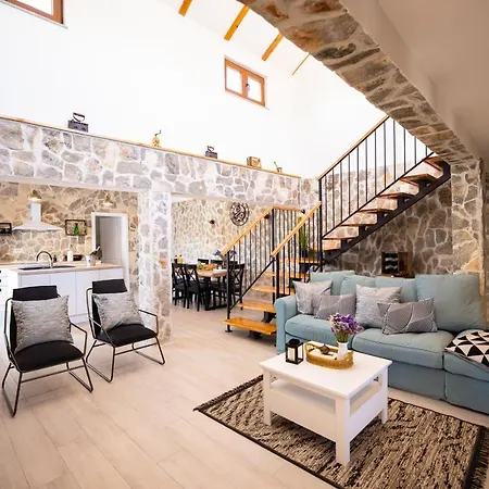 Villa Pietra- Modern Rustic Poolside Oasis *