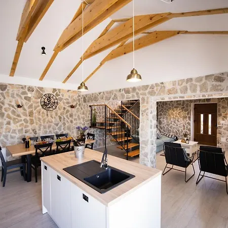 Villa Pietra- Modern Rustic Poolside Oasis