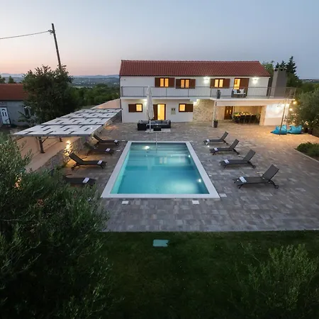 Villa Pietra- Modern Rustic Poolside Oasis *