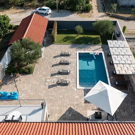 Villa Pietra- Modern Rustic Poolside Oasis