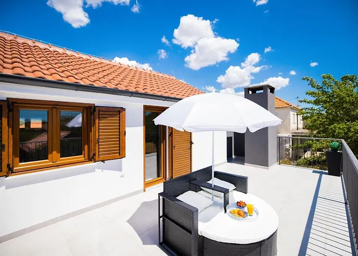 Pietra- Modern Rustic Poolside Oasis Vila