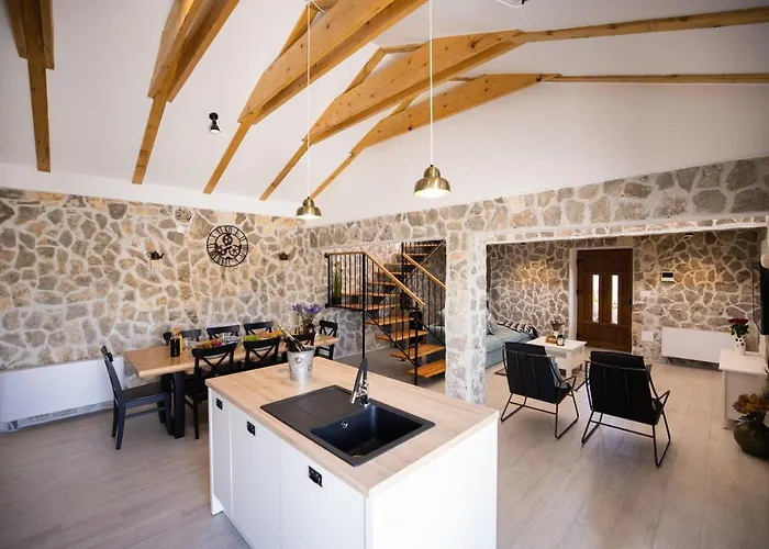 Villa Pietra- Modern Rustic Poolside Oasis