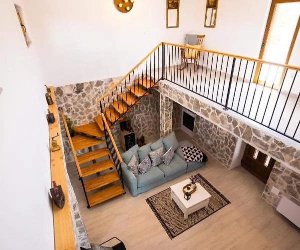 Pietra- Modern Rustic Poolside Oasis