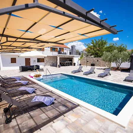 Villa Pietra- Modern Rustic Poolside Oasis