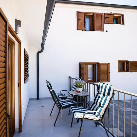 Villa Pietra- Modern Rustic Poolside Oasis