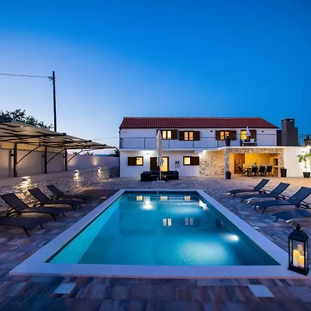 Pietra- Modern Rustic Poolside Oasis