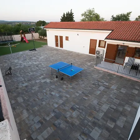 别墅 Pietra- Modern Rustic Poolside Oasis