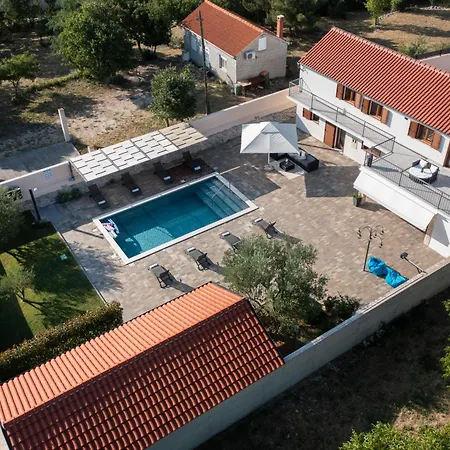 Pietra- Modern Rustic Poolside Oasis Vila *