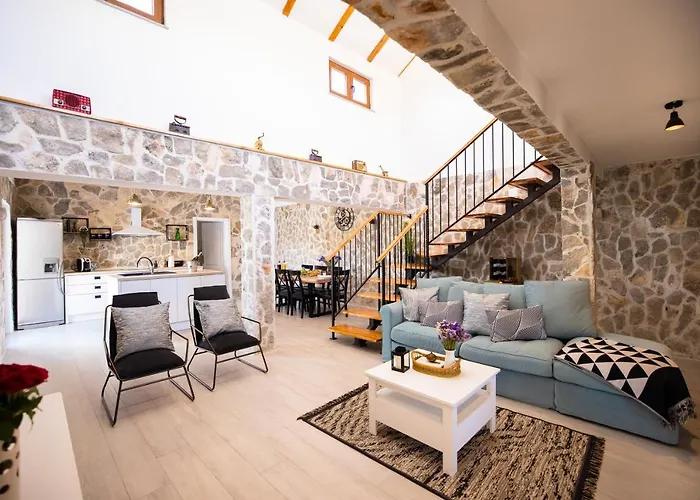 Villa Pietra- Modern Rustic Poolside Oasis *