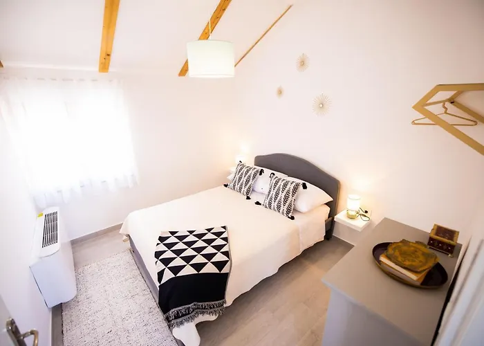 Pietra- Modern Rustic Poolside Oasis