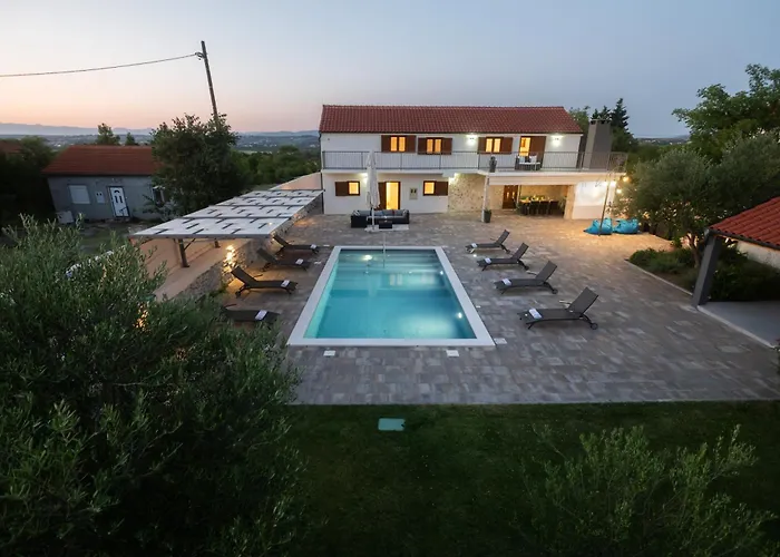 Villa Pietra- Modern Rustic Poolside Oasis *
