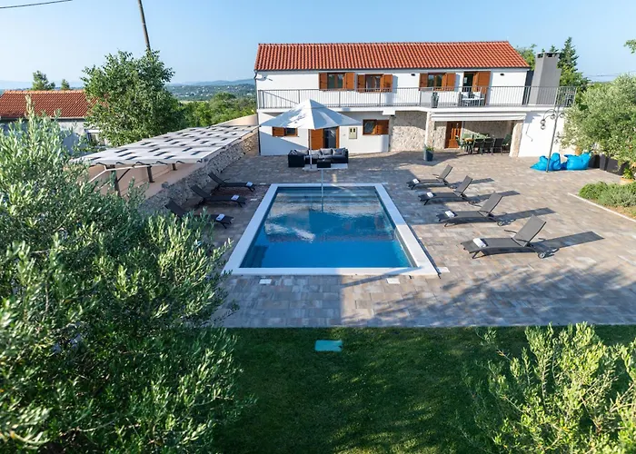 Villa Pietra- Modern Rustic Poolside Oasis Benkovac