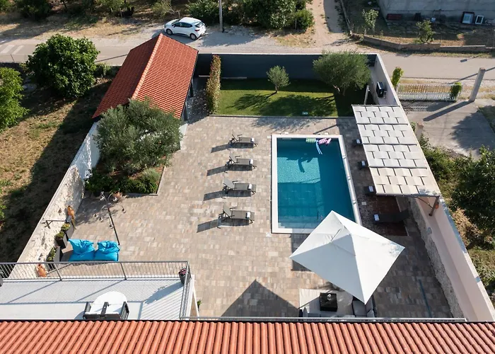 Villa Pietra- Modern Rustic Poolside Oasis